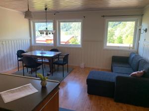 Feriehus med utsikt til fjord og fjell