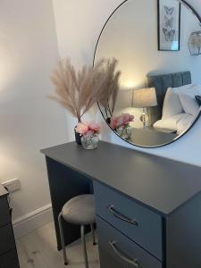 The Retreats 2 Kenfig Hill Pet Friendly 2 Bedroom Flat with King Size bed twin beds and sofa bed sleeps up to 5 people