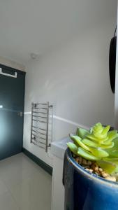 The Aylestone - Leicester City 2 Bed Top Floor Apartment , Free Parking by YO ROOM!