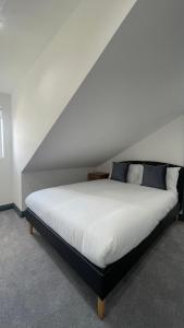 The Aylestone - Leicester City 2 Bed Top Floor Apartment , Free Parking by YO ROOM!