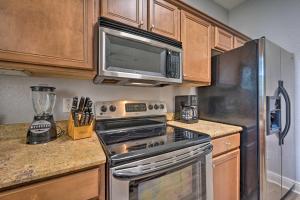 9 Mi to Disney Sunny Resort Townhome with Patio!