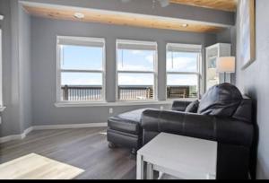 Stunning Beachfront 3 Bedroom Home, CoralMoonBeach