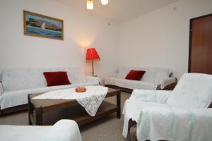 Apartments with parking space Pula - 7681