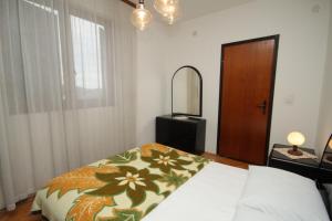 Apartments with parking space Pula - 7681