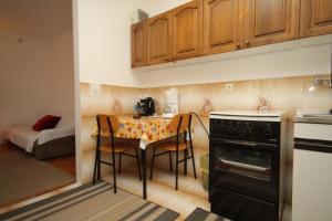 Apartments with parking space Pula - 7681