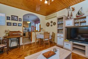 Apartments with a parking space Mali Losinj (Losinj) - 7972