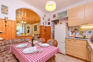 Apartments with a parking space Mali Losinj (Losinj) - 7972