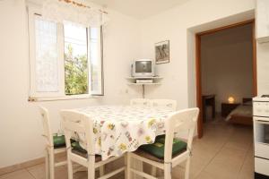 Holiday apartments Osor, Losinj - 8004