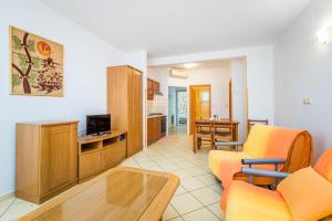 One-Bedroom Apartment with Terrace and Sea View room in Apartments with a parking space Moscenicka Draga Opatija - 7766