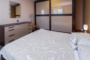 Apartments with WiFi Rijeka - 7825