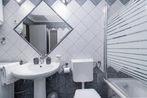 Apartments with WiFi Rijeka - 7825