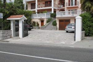 Apartments with a parking space Icici, Opatija 7988