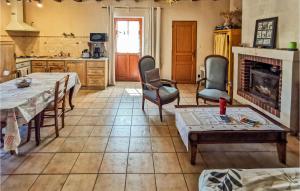 Maisons de vacances Beautiful home in Chteau-la-Vallire with WiFi and 2 Bedrooms : photos des chambres