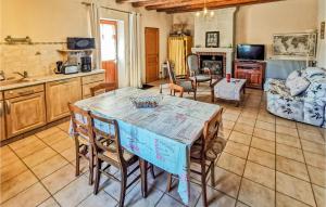 Maisons de vacances Beautiful home in Chteau-la-Vallire with WiFi and 2 Bedrooms : photos des chambres