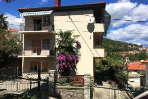 Apartments with a parking space Opatija - 7902