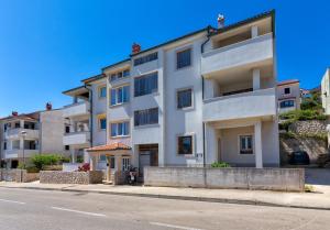 Apartments with a parking space Mali Losinj (Losinj) - 8026 
