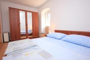 Apartments with a parking space Mali Losinj (Losinj) - 8053