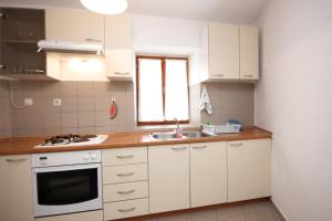 Apartments with a parking space Mali Losinj (Losinj) - 7940
