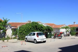 Apartments with a parking space Mali Losinj (Losinj) - 8000