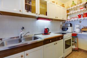 Apartments with a parking space Mali Losinj (Losinj) - 8000