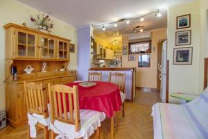 Apartments with a parking space Mali Losinj (Losinj) - 8000