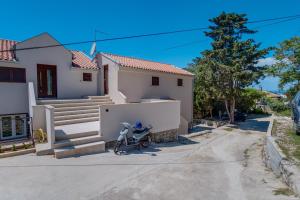 Apartments with a parking space Mali Losinj (Losinj) - 8067 