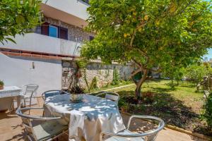 Apartments with a parking space Mali Losinj (Losinj) - 8067