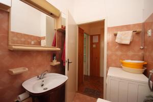 Apartments by the sea Cres - 7875