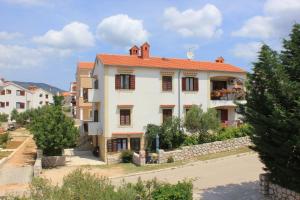 Apartments with a parking space Cres - 7983 