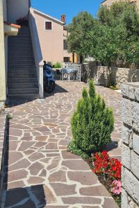 Apartments with parking space Cres - 7983