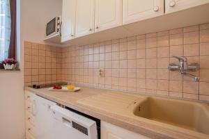 Apartments with parking space Cres - 7983