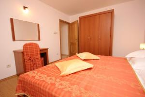 Apartments with a parking space Cres - 7985