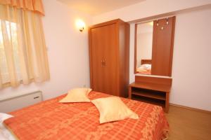 Apartments with a parking space Cres - 7985