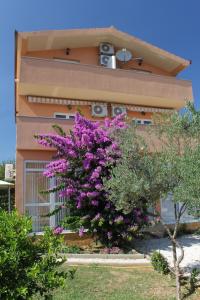 Apartments for families with children Kastel Stafilic, Kastela - 9211