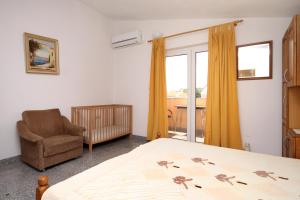 Apartments for families with children Kastel Stafilic, Kastela - 9211