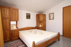 Apartments for families with children Kastel Stafilic, Kastela - 9211