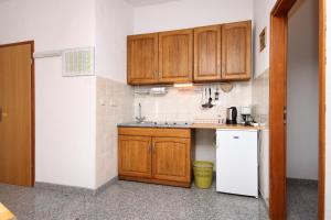 Apartments for families with children Kastel Stafilic, Kastela - 9211