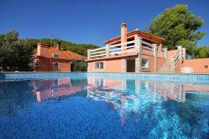 Family friendly apartments with a swimming pool Smokvica, Korcula - 9161 - 3hvězdičkové hotely ve městě Smokvica