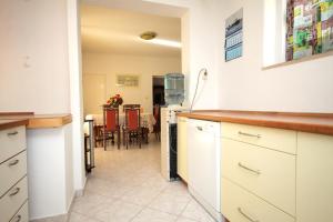 Family-friendly apartments with swimming pool Smokvica, Korcula - 9161