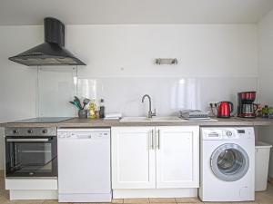 Maisons de vacances Spacious holiday home in Tracy sur Mer with garden : photos des chambres