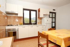 Seaside apartments with a swimming pool Kneza, Korcula - 9269