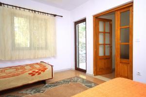 Seaside apartments with a swimming pool Kneza, Korcula - 9269