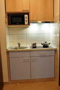 Apartments with parking space Cres - 7876