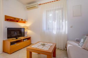 Two-Bedroom Apartment with Terrace room in Apartments by the sea Artatore Losinj - 8008
