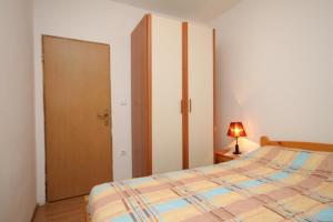 Apartments with a parking space Pula - 7664