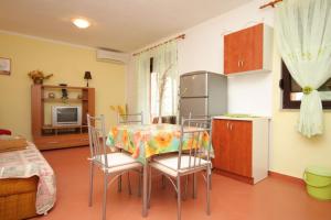 Apartments with a parking space Pula - 7664