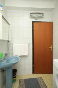 Apartments with parking space Pula - 7681