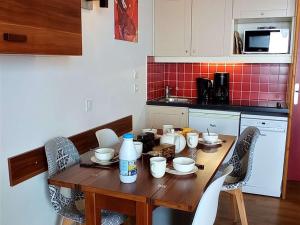 Charmant appartement rénové, 4 pers, 28m², accès direct pistes, balcon et équipements modernes - FR-1-545-37