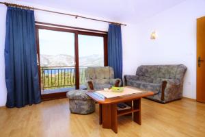 Seaside apartments with a swimming pool Kneza, Korcula - 9269