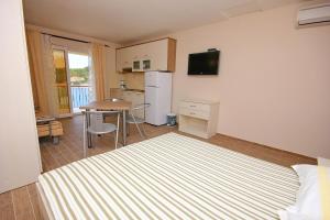 Seaside apartments with a swimming pool Lumbarda, Korcula - 9303